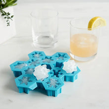 Cargar imagen en el visor de la galería, Snowflake Silicone Ice Cube Tray by TrueZoo TrueZoo
