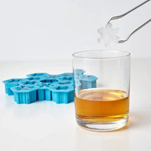 Lade das Bild in den Galerie-Viewer, Snowflake Silicone Ice Cube Tray by TrueZoo TrueZoo
