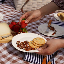 Charger l&#39;image dans la galerie, Tahoe Cream Picnic Basket for Four by Twine Living Twine
